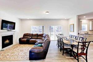 - un salon avec un canapé, une table et une cheminée dans l'établissement Serenity Views Luxury - Close to City & Parkway!, à Weaverville