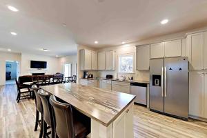 A kitchen or kitchenette at Serenity Views Luxury - Close to City & Parkway!
