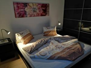 1 dormitorio con 2 camas individuales y una foto en la pared en Apartment Gornerhaus, en Grindelwald