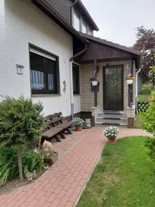 una casa con una mesa de picnic y un banco en Familienfreundliche Ferienwohnung auf dem Lande Monteur Wohnung, en Hessisch Oldendorf