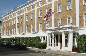 a building with a british flag in front of it at Durrants Hotel in London