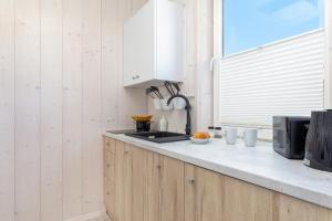 Kuchyň nebo kuchyňský kout v ubytování Bianco House Apartments