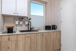 Kuchyň nebo kuchyňský kout v ubytování Bianco House Apartments