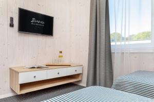 TV a/nebo společenská místnost v ubytování Bianco House Apartments