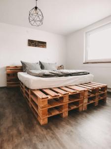 1 cama hecha de paletas de madera en un dormitorio en Ferienwohnung Susi's Daheim bei Europa Park Rust, en Rheinhausen