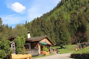 eine Hütte inmitten eines Berges in der Unterkunft Agriturismo Maso Fumas in Canale dʼAgordo