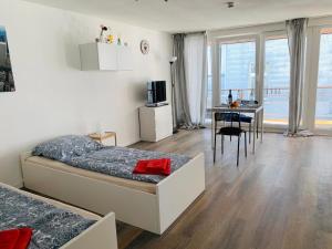 um quarto com uma cama, uma mesa e uma secretária em Kleine Wohnung im Herzen von Leverkusen Opladen em Leverkusen