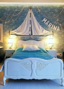 1 dormitorio con 1 cama con una vela en la pared en Apartament Marina, Villa Marea, en Międzyzdroje