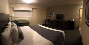 Postel nebo postele na pokoji v ubytování Best Western Mt. Hood Inn