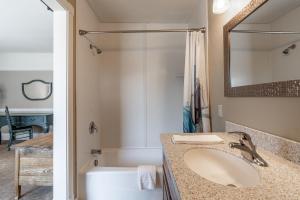 Un baño de Legacy West 20 fotos más
