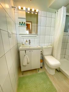 Kúpeľňa v ubytovaní For a genuine Athenian homestay! + 3 fotografie