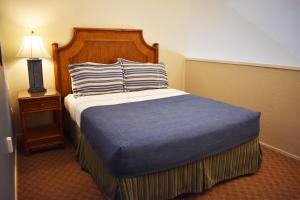 Ein Bett oder Betten in einem Zimmer der Unterkunft Surf Side Hotel