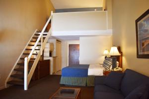 Ein Bett oder Betten in einem Zimmer der Unterkunft Surf Side Hotel