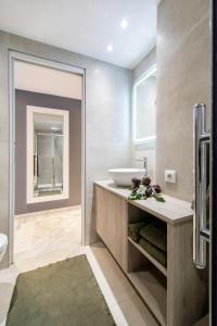bagno con lavandino e specchio di Near Croisette- 4 Star Studio -SeaView a Cannes