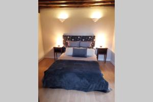 una camera da letto con un letto grande con due tavoli di ARTEMIS GÎTE a Barbizon