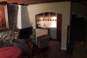 un soggiorno con camino in pietra e bancone di ARTEMIS GÎTE a Barbizon