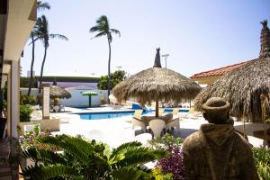 widok na basen w ośrodku w obiekcie Hotel Sands Arenas w mieście Mazatlán