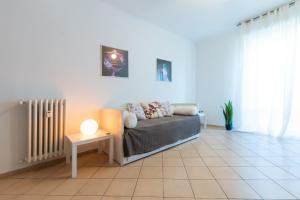 una camera con letto e tavolo con lampada di Marialuisa's Home - Le Rive Del Lago a Desenzano del Garda