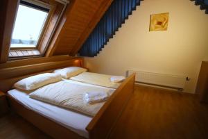 En eller flere senge i et værelse på Bakarloko Lipno Apartments