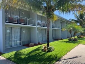 un edificio con palmeras delante en The Hollywood Gateway Inn, en Hollywood