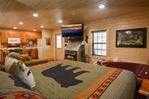 een slaapkamer met een bed in een kamer met een open haard bij Smoky Mountain Dream in Gatlinburg +16 foto's