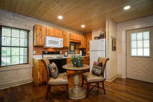een keuken met een tafel, stoelen en een koelkast bij Smoky Mountain Dream in Gatlinburg