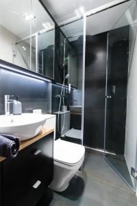 W łazience znajduje się prysznic, toaleta i umywalka. w obiekcie Apartament Solna - jedyny taki #Lublin w mieście Lublin