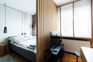 sypialnia z łóżkiem, biurkiem i oknem w obiekcie Apartament Solna - jedyny taki #Lublin w mieście Lublin