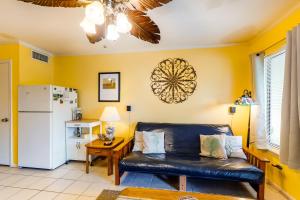 un soggiorno con divano e frigorifero di As You Wish a Tybee Island