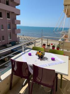 Zdjęcie z galerii obiektu Beachfront apartment Nita w Durrës