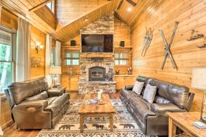 Χώρος καθιστικού στο Enchanting Glacier Park Getaway by Flathead Lake!