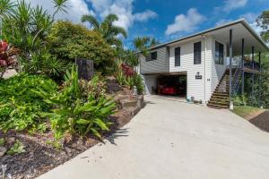 a driveway leading to a white house at Austinmer - Cannonvale in Airlie Beach