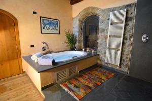 Et badeværelse på Panoramic villa with pool-COLLINABLU ROOMS