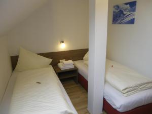 two twin beds in a small room with at Appartement Großwallner in Radstadt
