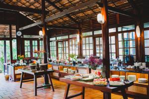 
a dining room filled with lots of tables and chairs at Thanh Kieu Beach Resort in Phú Quốc
