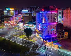 una ciudad iluminada por la noche con luces en Norway Forest Travel hotel 1 Taichung en Taichung