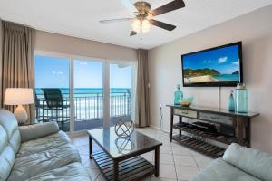 sala de estar con sofá y TV de pantalla plana en Paradise Beach Club - Oceanfront and Penthouse, en Satellite Beach