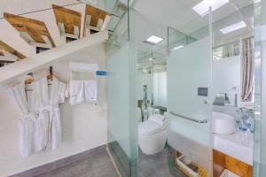 Bilik mandi di Butterfly Resort Villa