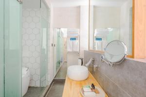 Bilik mandi di Butterfly Resort Villa