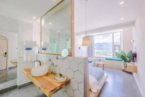 Bilik mandi di Butterfly Resort Villa