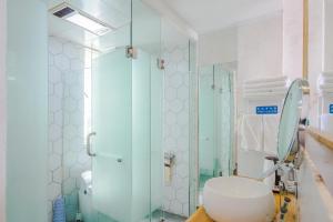 Bilik mandi di Butterfly Resort Villa