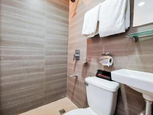 Koupelna v ubytování RedDoorz near Trade School Gensan