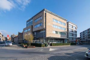 un edificio di uffici in una strada di città di Hotel Pax a Diksmuide