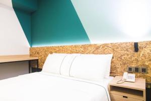 Postel nebo postele na pokoji v ubytování i-Hotel Kuala Lumpur