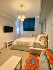 Posteľ alebo postele v izbe v ubytovaní For a genuine Athenian homestay!