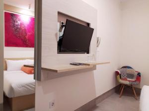 TV a/nebo společenská místnost v ubytování Front One Residence Syariah Mampang