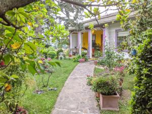 dom z ogrodem przed nim w obiekcie Nel giardino di Oz w mieście Fornovo di Taro