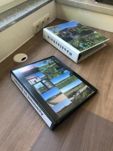 dos libros sentados en la parte superior de un suelo de madera en Apartment im Grünen, en Barge