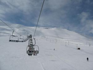 un impianto di risalita che sale su una montagna innevata di Akureyri Holiday Apartments ad Akureyri