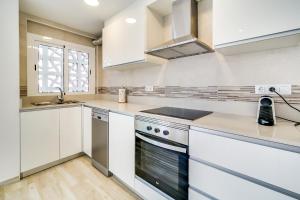 A kitchen or kitchenette at Hauzify I Apartament Rosa dels Vents